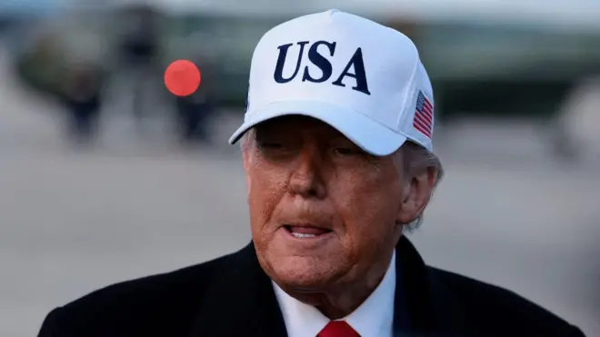 Američki predsednik Donald Tramp pred novinarima na pisti vojnog aerodroma u Detroitu