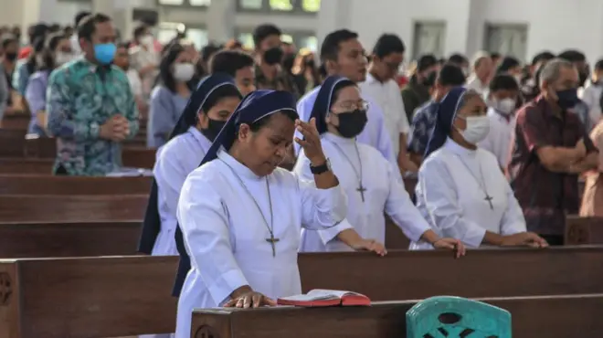 Sejumlah umat Katolik berdoa saat mengikuti misa Kenaikan Isa Almasih di Gereja Katedral Santa Maria, Palangka Raya, Kalimantan Tengah, Kamis (18/5/2023)