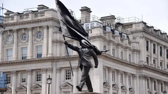 مجسمه ای که امضای بنکسی زیر آن نوشته شده است