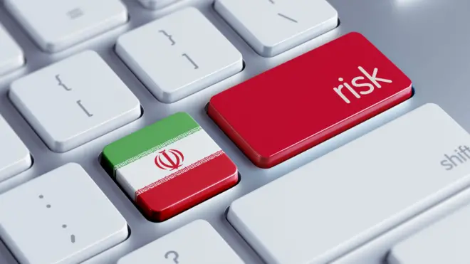 تصویرسازی یک کیبورد که یکی از دکمه‌هایش پرچم ایران است و روی دکمه اینتر نوشته شده: ریسک