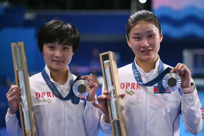 은메달을 딴 북한 다이빙 김미래·조진미 선수
