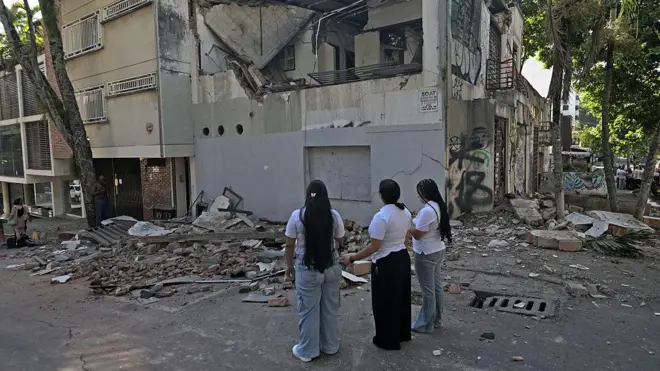 Mujeres en Cali frente a edificio