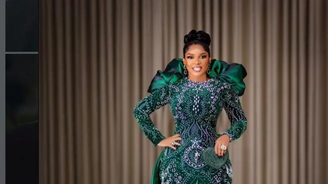 Iyabo Ojo, o wọ kaba alawọ ewe to ni funfun lara o si mu apamọwọ kekere kan dani
