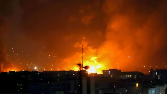 Tehranda Mehrabad hava limanına hücumdan sonra alovlar görünür