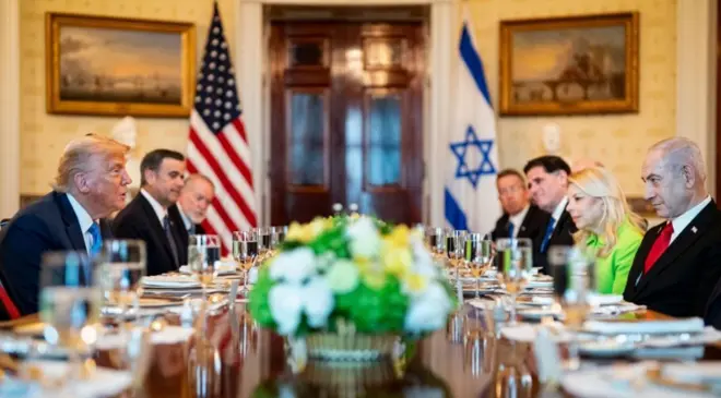  بنیامین نتانیاهو در ضیافت شام کاخ سفید مهمان دونالد ترامپ بود، او روز سه‌شنبه هم به کاخ سفید رفت و دیداری دو ساعته با دونالد ترامپ داشت