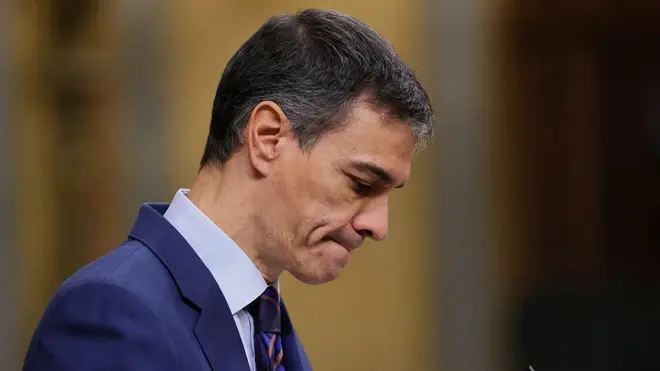 Pedro Sánchez, cabizbajo, mira sus papeles en una intervención en el Congreso de los Diputados.