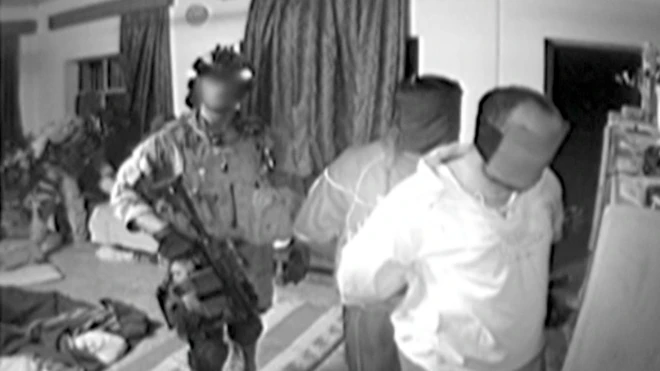 تصویری از ویدئویی که توسط نیروهای ویژه بریتانیا گردآوری شده است، نشان می‌دهد که چگونه اعضای یک اسکادران، تعداد کشته‌های خود را می‌شمردند