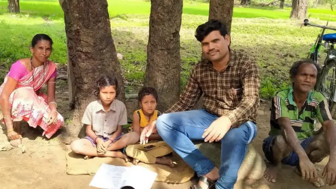 शिक्षक दिनः गडचिरोलीतल्या मांतय्या गुरुजींनी शाळेमधून असा केला गावाचा कायापालट