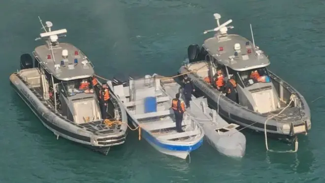 Un semisumergible no tripulado de bajo perfil se encuentra entre dos embarcaciones de la Armada de Colombia frente a la costa del Parque Tayrona, cerca de Santa Marta, Colombia, el 2 de julio de 2025.