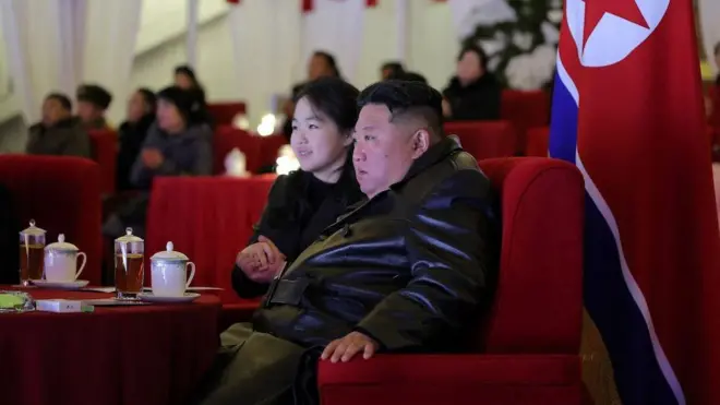 소파에 앉아 있는 김정은과 김주애