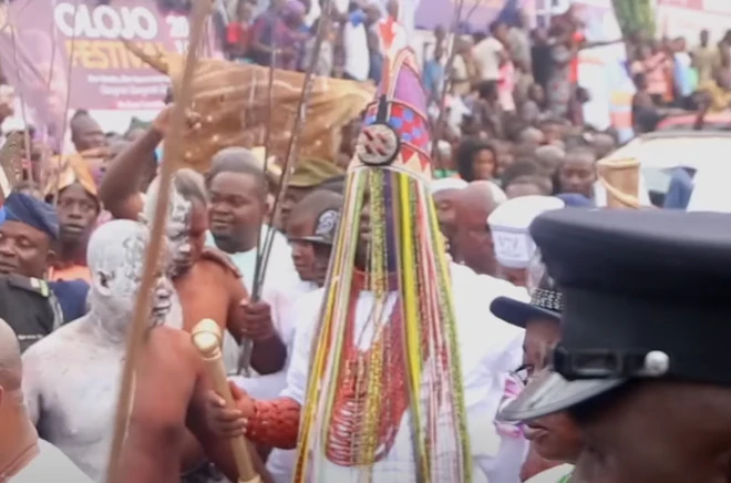 Ooni Ile-Ife pẹ̀lú Ade Are lórí níbi ayẹyẹ ọdún Ọlọ́jọ́ tó wáyé lọ́dún 2023