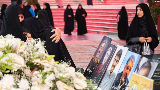 Çarşaflı İranlı kadınlar, İsrail saldırılarında öldürülen bir general ile bilim insanlarının mezarının başında göz yaşı döküyor. 