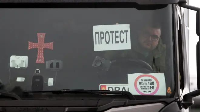Vozač sedi u kamionu tokom protesta kamiondžija i predstavnika sindikata transportnih preduzeća zbog poremećaja povezanih sa novim sistemom ulaska i izlaska Evropske unije, na graničnom prelazu Severna Makedonija-Grčka u Đevđeliji.