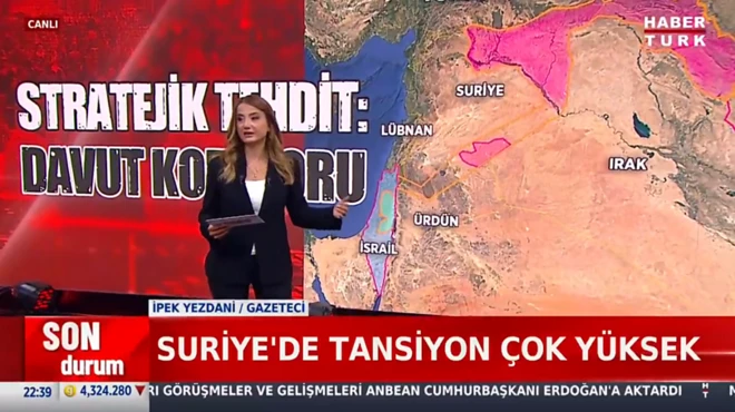 تصویر یک شبکه تلویزیونی ترکیه و مجری زن در کنار یک نقشه که بخشی از خاورمیانه را نشان می‌دهد