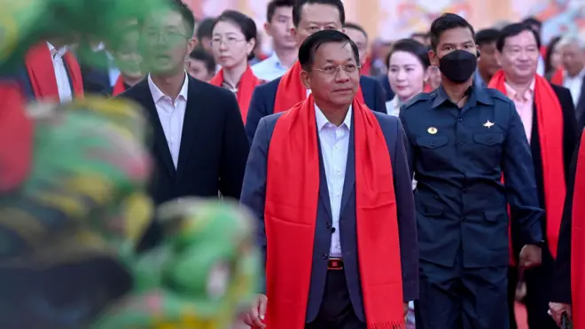 တရုတ်နဲ့ စစ်ခေါင်းဆောင် အပြန်အလှန် မနှစ်လိုတဲ့ ကြားကပဲ စစ်ရေးအကျပ်တွေ့နေတဲ့ စစ်ခေါင်းဆောင်ကို တရုတ်က ကျောထောက်နောက်ခံ ပြုပေးလာ