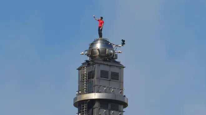 美国著名攀岩家艾力克斯·霍诺德（Alex Honnold）徒手爬上“台北101”顶端