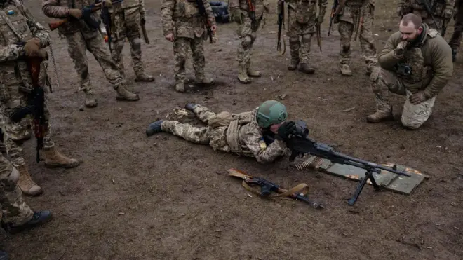 Курсанти на полігоні навчаються стріляти