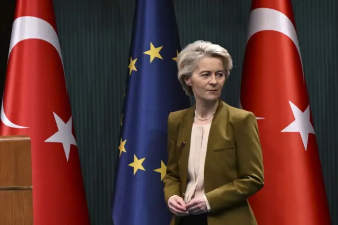 Avrupa Birliği (AB) Komisyonu Başkanı Ursula von der Leyen Türkiye ve AB bayrakları önünde duruyor.