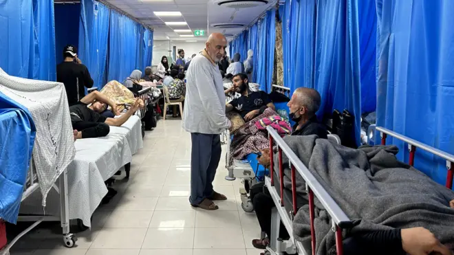 Pacientes e refugiados no hospital Al-Shifa