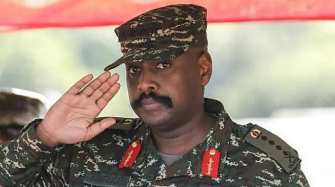 Jenerali Muhoozi Kainerugaba, umugaba mukuru w'ingabo za Uganda, yambaye imyenda ya gisirikare, ateye isaluti.