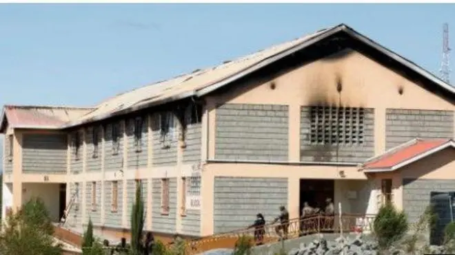Ilegbe awọn akẹkọọ, alaja kan to jona, awọn eeyan wa ni ayika rẹ