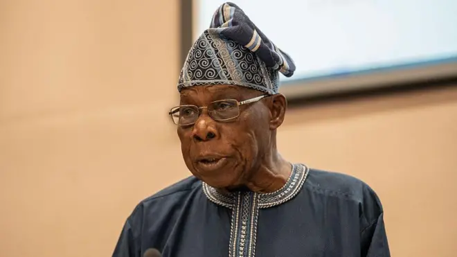 Olusegun Obasanjo wọ ẹwu pẹlu fila ati igo loju rẹ