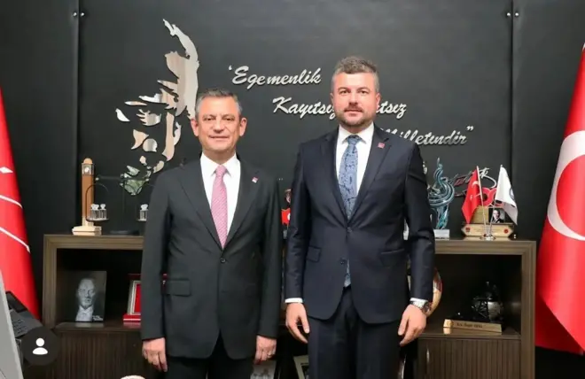 İki takım elbiseli erkek yan yana duruyor.