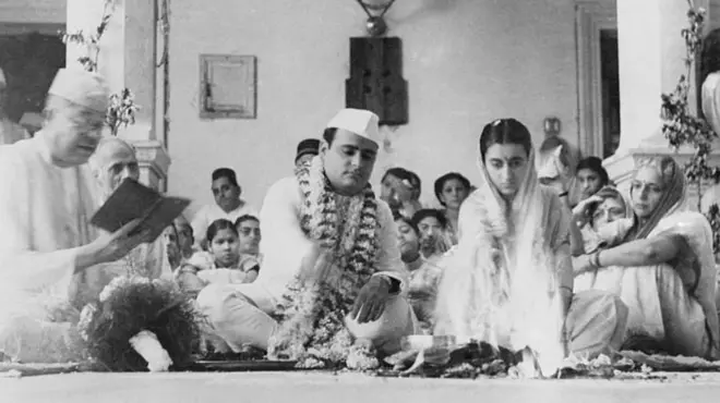 इंदिरा गांधी आणि फिरोज गांधी यांच्या लग्नाचा फोटो
