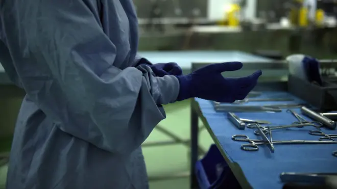 Medical personnel for laboratory wey tools dey