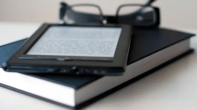 كتاب ورقي وآخر إلكتروني