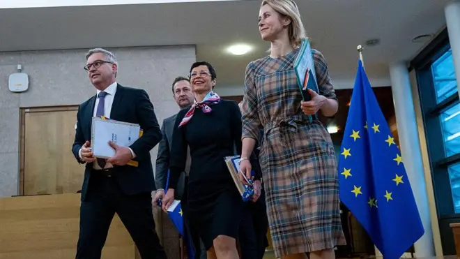 Kaja Kallas, Marta Kos ve Magnus Brunner, 15 2025 tarihinde Brüksel"deki Avrupa Komisyonu’nun genel merkezinde düzenlenen Avrupa Komisyonu Üyeleri Kurulu toplantısında.