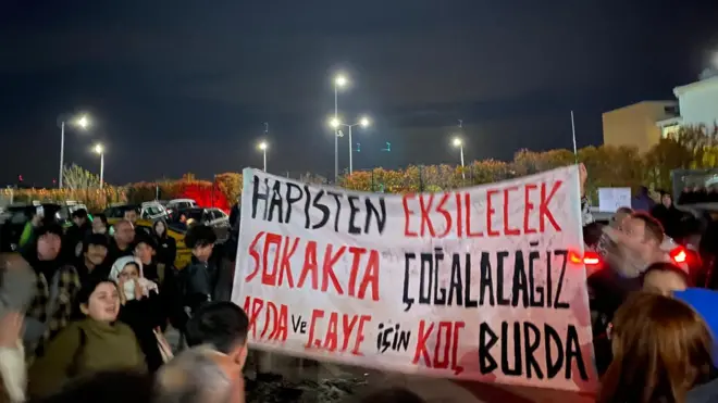 Koç Üniversitesi pankartında "Hapisten Eksilecek Sokakta Çoğalacağız, Arda ve gaye için Koç Burda" yazıyor.