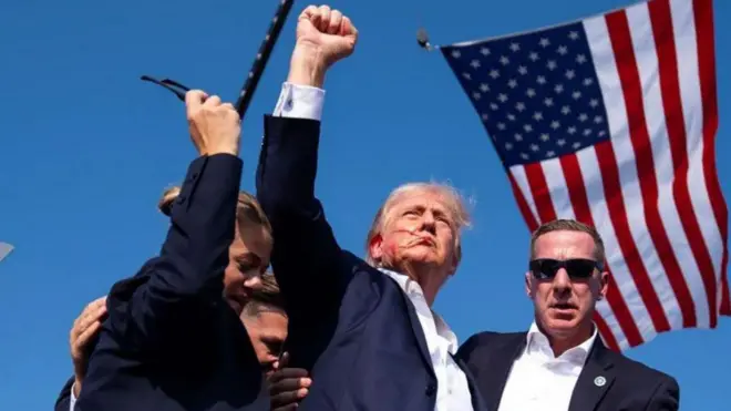 Donald Trump sempat mengepalkan tangan setelah insiden penembakan dalam kampanye di Pennsylvania, Sabtu (13/07).