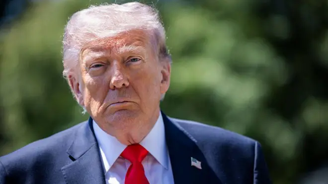 Президент США Дональд Трамп прибывает на Южную лужайку Белого дома в Вашингтоне, округ Колумбия, США, в пятницу, 1 мая 2026 года, чтобы выступить перед СМИ
