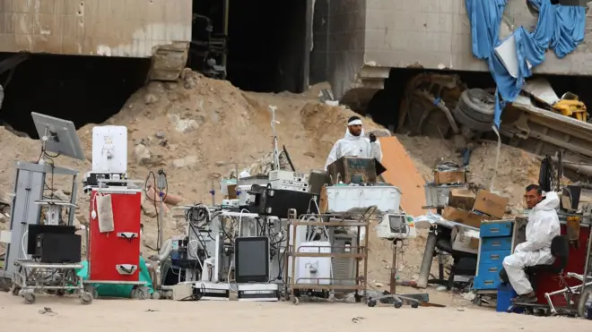 أجهزة طبية أمام مستشفى مدمر في قطاع غزة