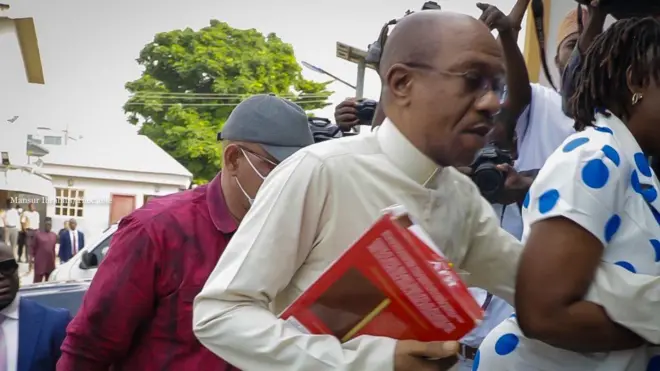 Emefiele n wọ ile ẹjọ kan nilu Abuja