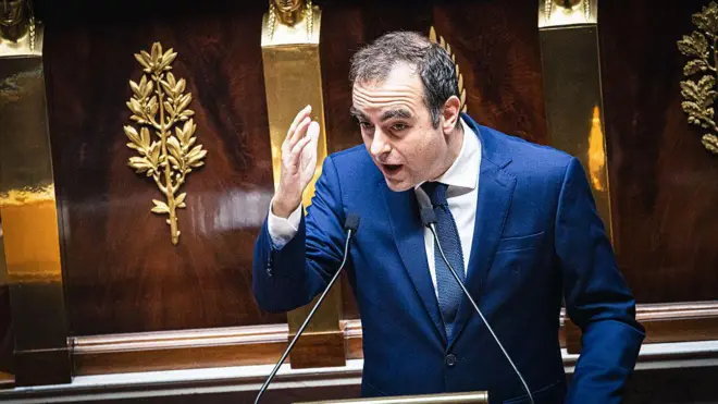 Лекорню выступает с трибуны Национальной ассамблеи накануне голосования