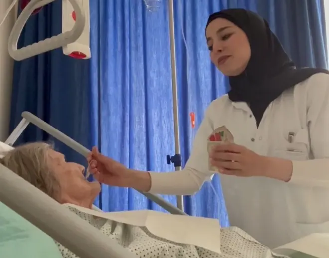 خلود إبراهيم، تغني وتطعم مسنّة