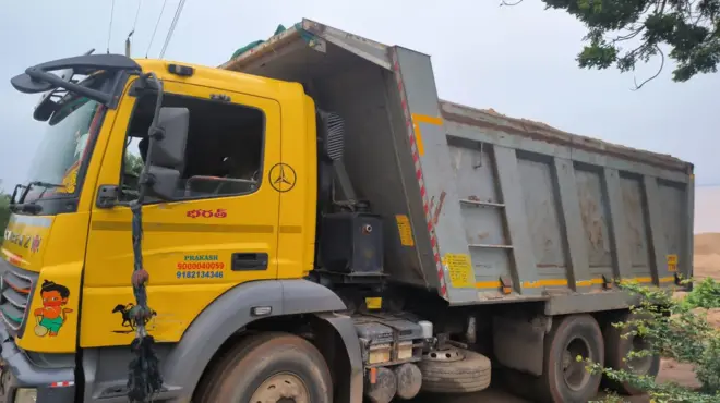 ఇసుకను తరలిస్తున్న లారీ