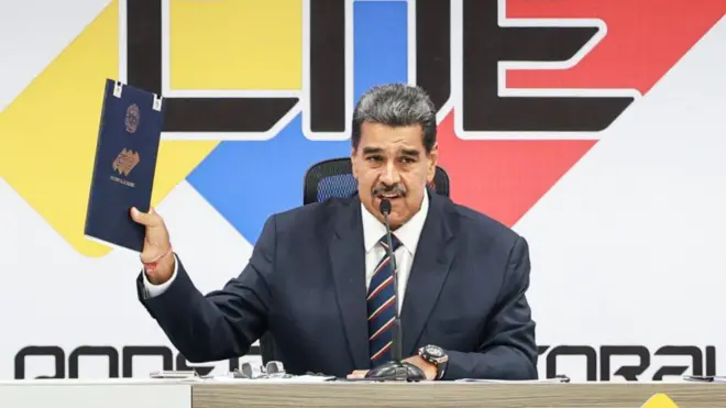 Nicolás Maduro, al recibir el 29 de agosto el certificado que le proclama como ganador de las elecciones en Venezuela. 