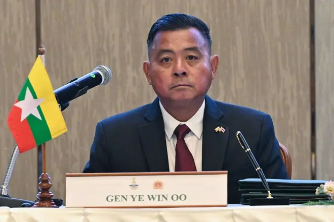 မြန်မာစစ်တပ် ကာကွယ်ရေးဦးစီးချုပ် ဗိုလ်ချုပ်ကြီး ရဲ၀င်းဦးကို ထိုင်းနိုင်ငံ၊ ဘန်ကောက်မြို့မှာ သြဂုတ်လ ၂၀ ရက်တုန်းက ပြုလုပ်တဲ့အစည်းအ၀ေးပွဲမှာ မြင်မှာ 