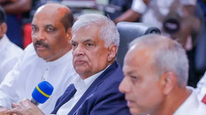 ‘සමාජ සම්මුතිය පාලකයා විසින් ඉරා දමනු ලබන්නේ නම්, ජනතාවට විප්ලව කිරීමේ අයිතිය ලැබෙන බව ජෝන් ලෝක් කියන බ්‍රිතාන්‍ය ජාතික සමාජ සම්මුතිවාදී චින්තකයා කියල තියෙනවා. එහෙම වෙන්න කියල මම කියන්නෙ නෑ. ඒත්, දිගින් දිගට ම ඡන්දය කල් දැමීම අනතුරකට අත වැනීමක්,’දේශපාලන විශ්ලේෂකයෙකු වන ආචාර්ය දයාන් ජයතිලක බීබීසී සිංහල සේවයට පැවසීය.