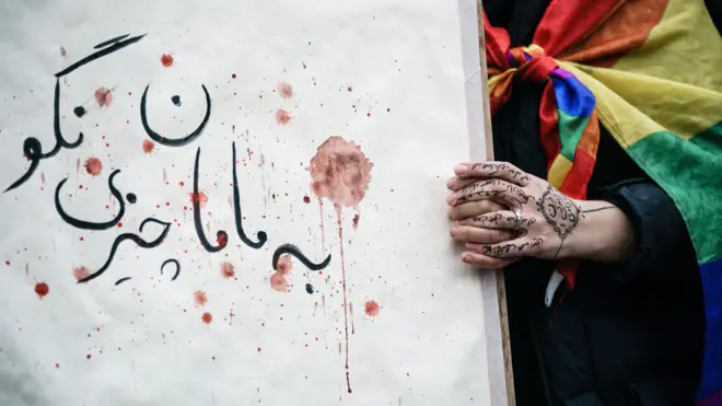 پلاکاردی با جمله «به مامان چیزی نگو»