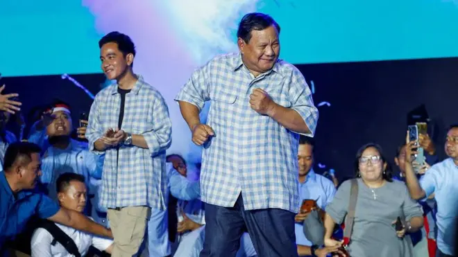 Prabowo (kanan) berjoget setelah hasil quick count Pilpres 2024 bermunculan, pada 14 Februari 2024.
