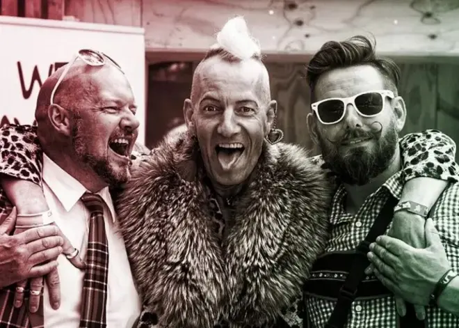 Deux lecteurs, à gauche et à droite, appréciant de lire leur livre en chair et en os (au milieu)