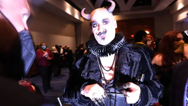 Beberapa hadirin datang mengenakan baju biasa ke acara tersebut, tetapi ada juga yang berbusana lebih meriah