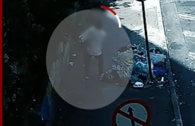 Imagens capturas por câmeras de monitoramento mostra um homem andando na rua com as obras de arte