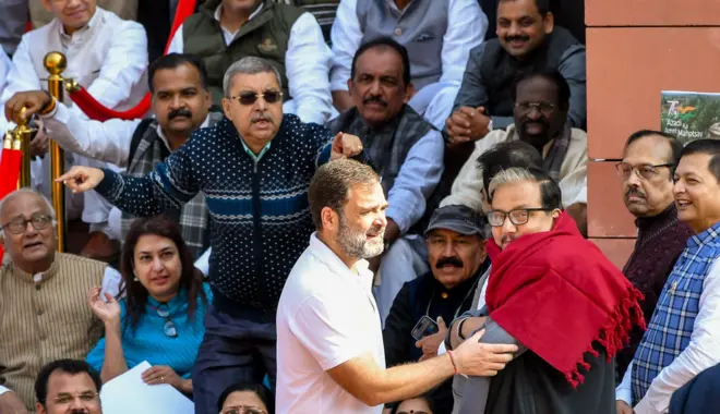 कल्याण बनर्जी और राहुल गांधी समेत विपक्ष के तमाम दूसरे सांसद