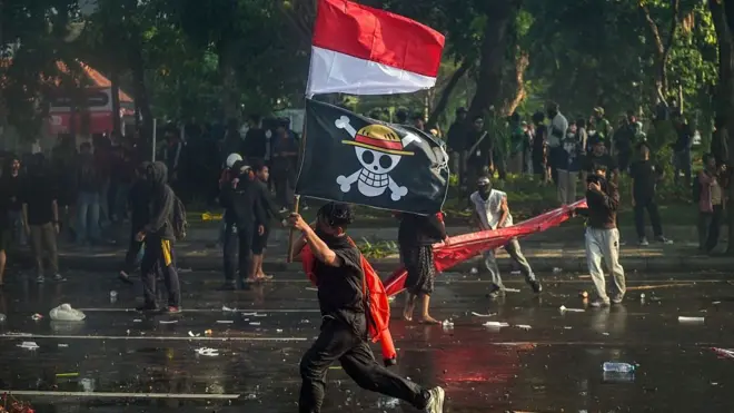 Bendera One Piece dalam demonstrasi di Indonesia