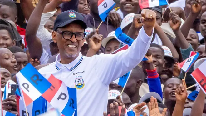 Paul Kagame akiwapungia mkono wafuasi wake wakati wa uzinduzi wa kampeni zake za urais huko Musanze, Rwanda - 22 Juni 2024